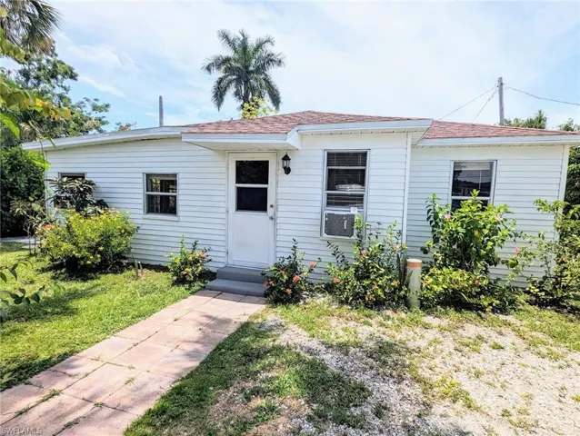 View of front of house featuring a front yard