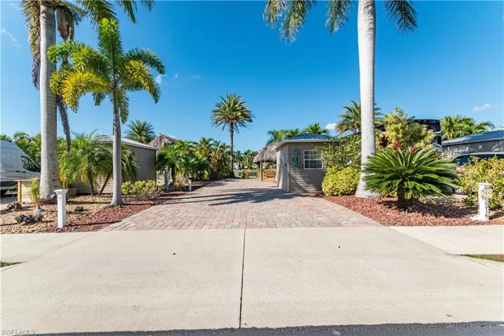 5216 Pineland Daisy Trl, Fort Myers, Florida 33905