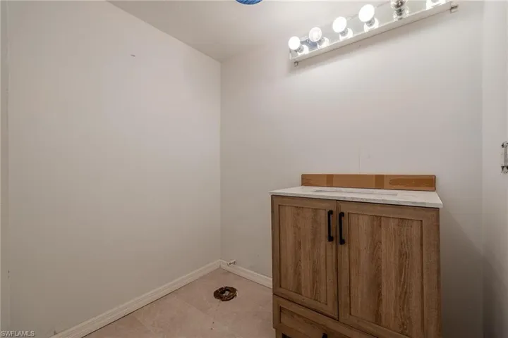 1423 SW Courtyards  TER, Cape Coral, FL 33914