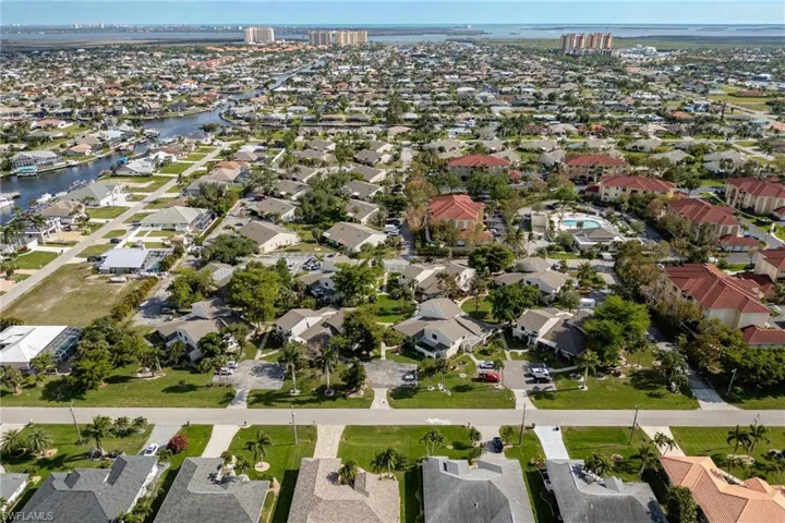 1423 SW Courtyards  TER, Cape Coral, FL 33914