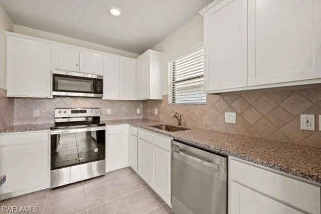 Interior photos are of a model home. Illustration purposes only.