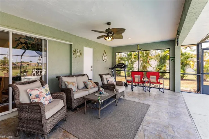 Sunroom / solarium with ceiling fan
