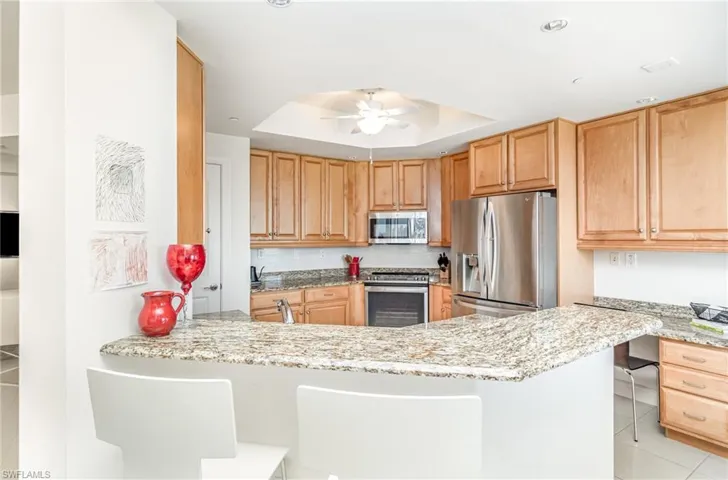 CONVENIENT GRANITE TOPPED BREAKFAST BAR