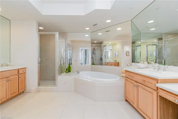 OWNER'S SUITE BATH.  DUAL VANITIES, BIG SOAKER TUB AND SEPARATE SHOWER.