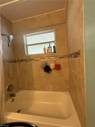 Bathroom featuring tiled shower/ bathtub