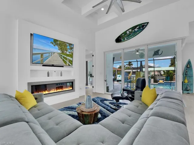 Great Room w/ Fireplace