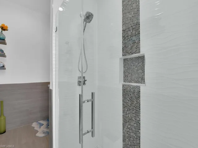 Guest Suite/Pool Bath