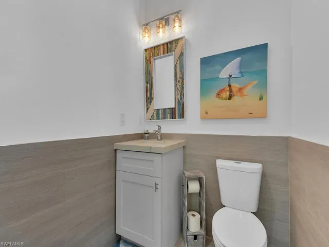 Guest Suite/Pool Bath