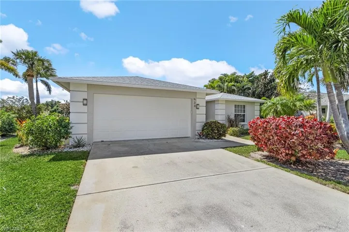 934 Charlemagne Blvd, Naples Fl 34112