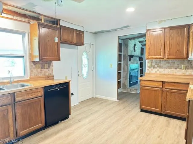 Kitchen with ceiling fan, tile backsplash, pantry
