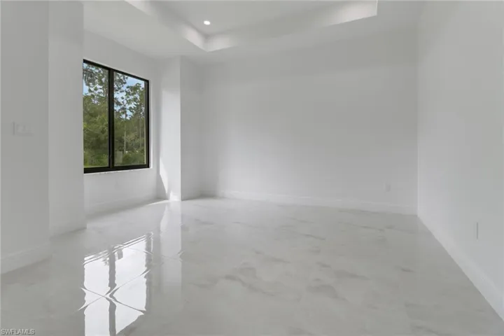 Formal dinning, with Tray ceiling.