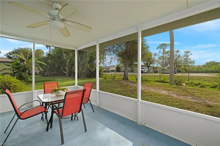 Sunroom / solarium with ceiling fan