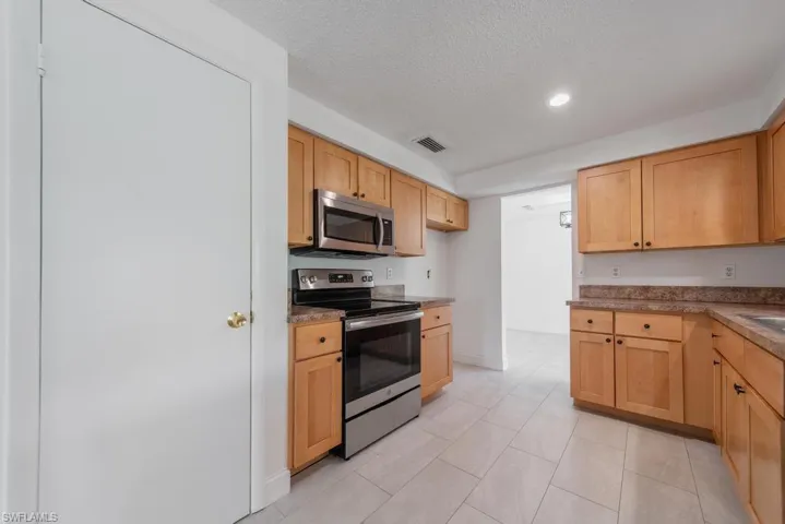 Updated Kitchen, Like New SS Appliances, REFRIGERATOR NOT INCLUDED