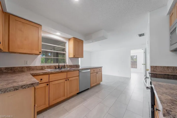 Updated Kitchen, Like New SS Appliances, REFRIGERATOR NOT INCLUDED