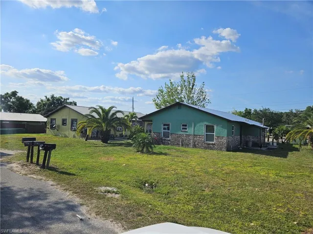 View of front facade featuring a front lawn
