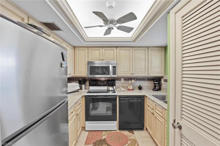Updated kitchen, tile floor.
