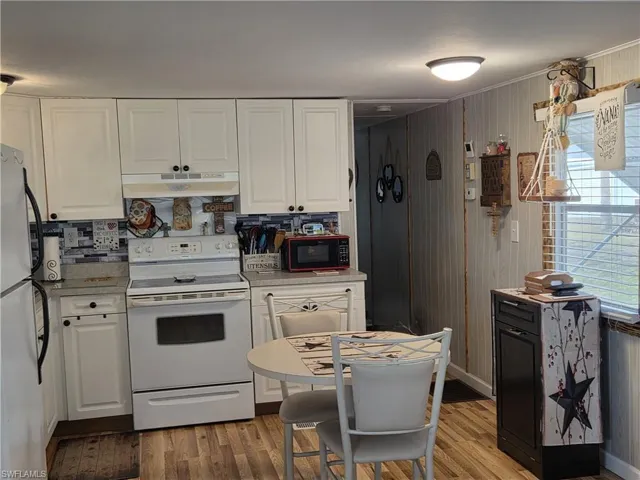 Bright, cheerful Kitchen with lots of natural light.