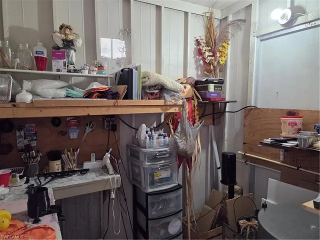 Bonus enclosed "Hobby Room!"