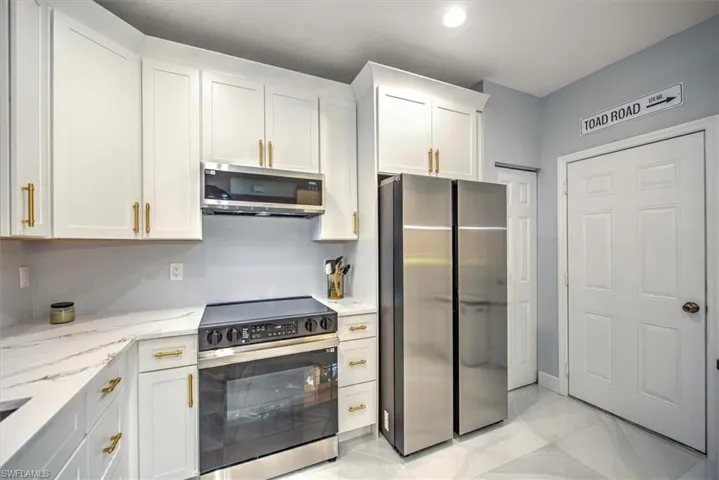 Upgraded NEW stainless steel appliances in kitchen!