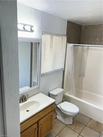 Full bathroom on 1/1 side