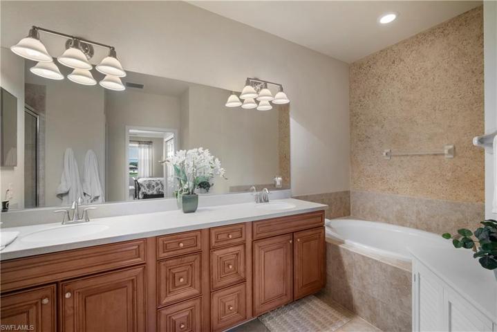 10538 Smokehouse Bay DR # 202, NAPLES FL 34120