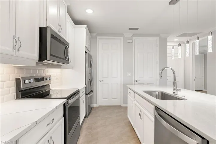 14618  Edgewater  CIR, Naples, FL 34114