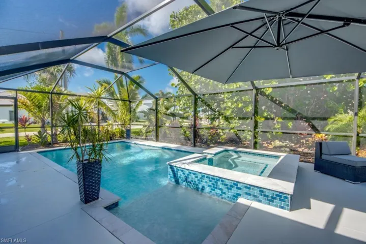 Combined pool / hot tub with a sunroom and a lanai