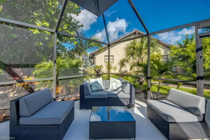Sunroom / solarium with an outdoor lounge area