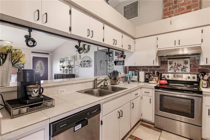 1822 NE 16th PL, CAPE CORAL FL 33909