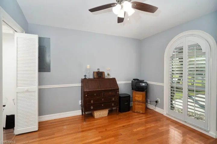 Guest room 2 w/walk in closet