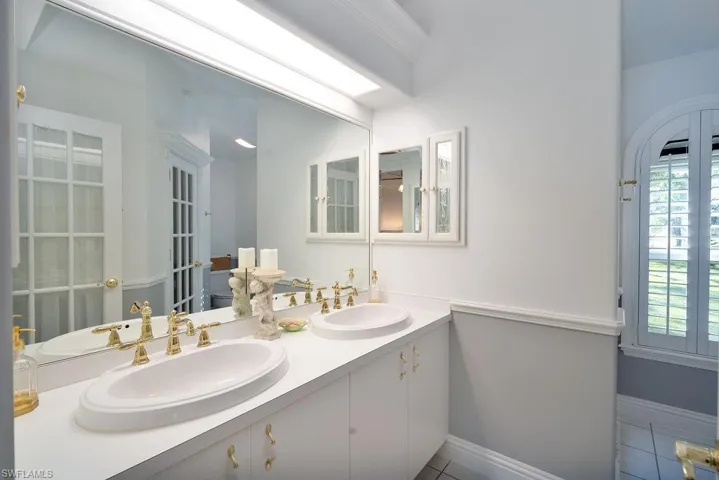 Primary Bathroom w/walk in closet