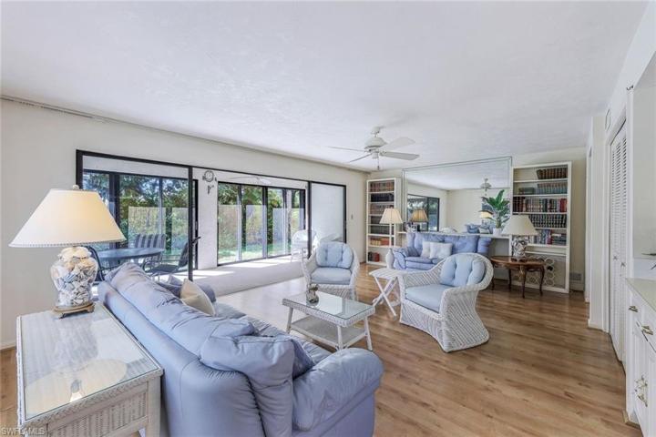4-Panel Sliding Door leads to Screened Lanai