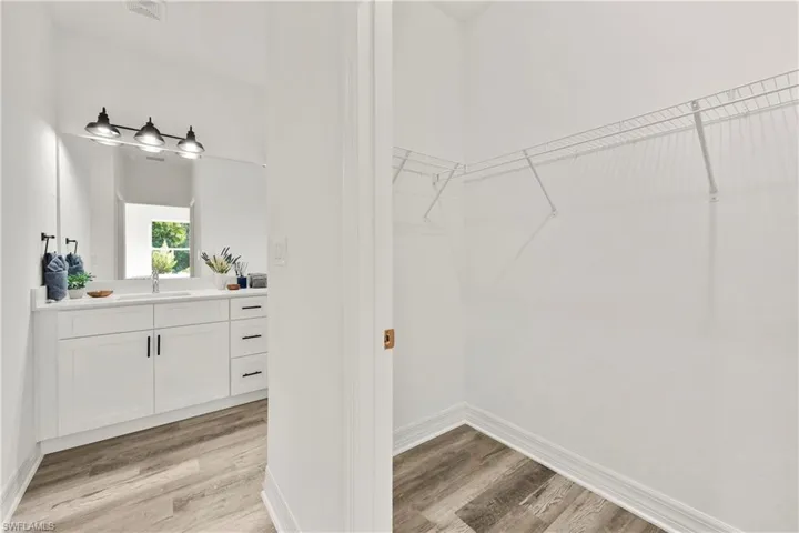 Walk in closet 2
