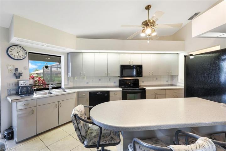 Kitchen Breakfast Bar