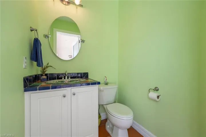 Half bathroom on the lanai