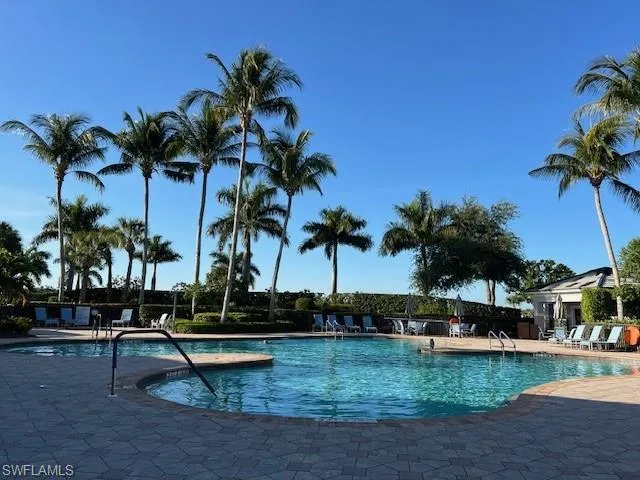 Community pool with Hot Tub & Snack Bar