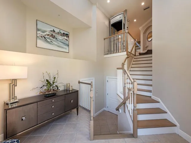 Entry way capturing elevator
