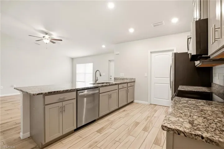 1024 Ne 33rd Ln, Cape Coral, Florida 33909