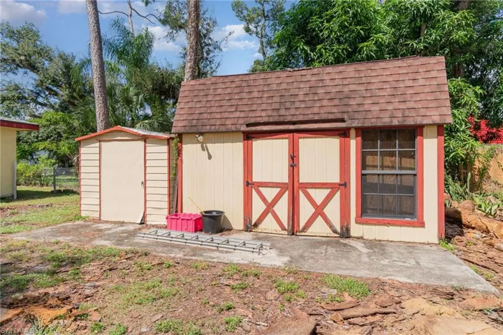 Sheds - bigger one with Electricity