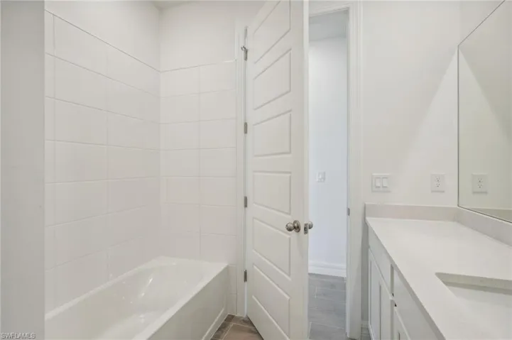 Bathroom with bathing tub / shower combination and vanity