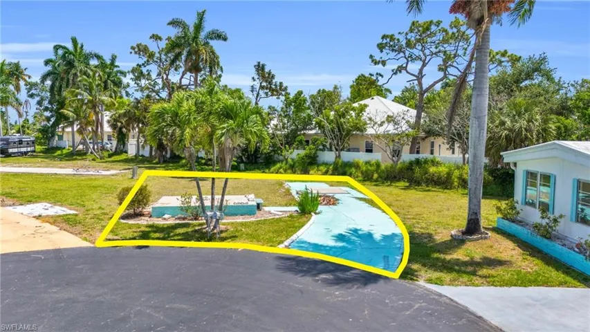 120  Ash  LN, Fort Myers, FL 33908