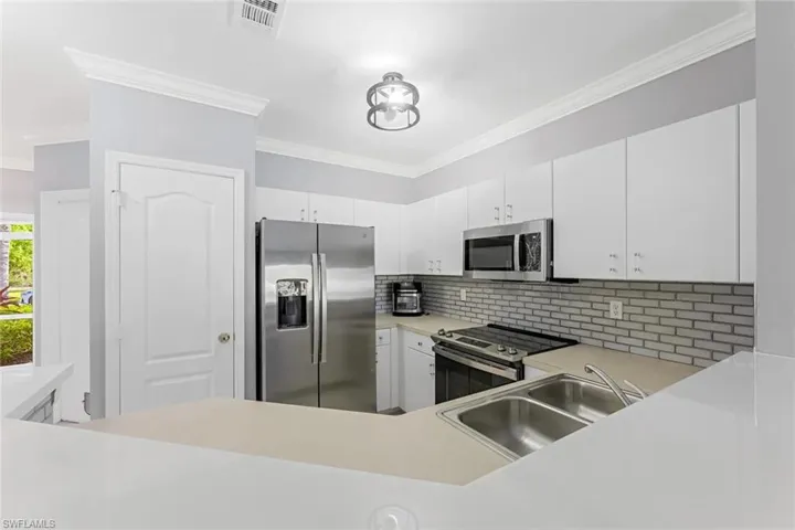 1302 Weeping Willow Ct, Cape Coral, Florida 33909