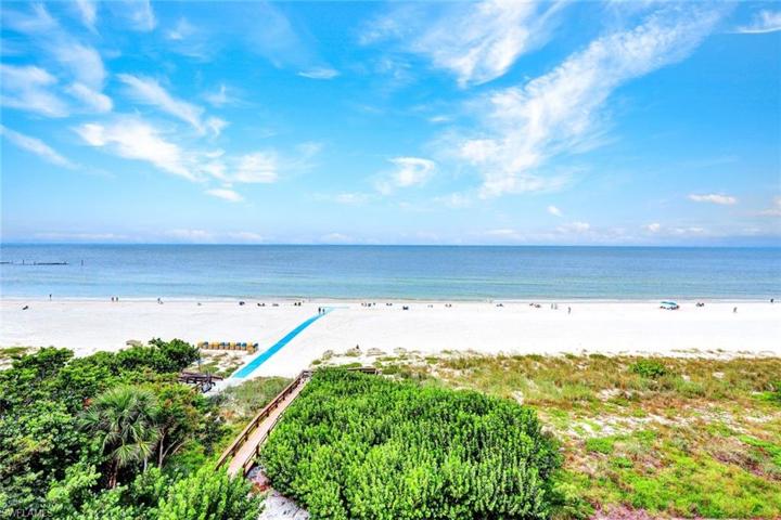 Spectacular beachfront balcony view from Apollo 601