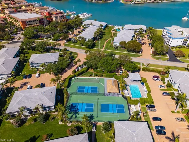 Aerial view of Smokehouse Bay Tennis and Picketball Courts.