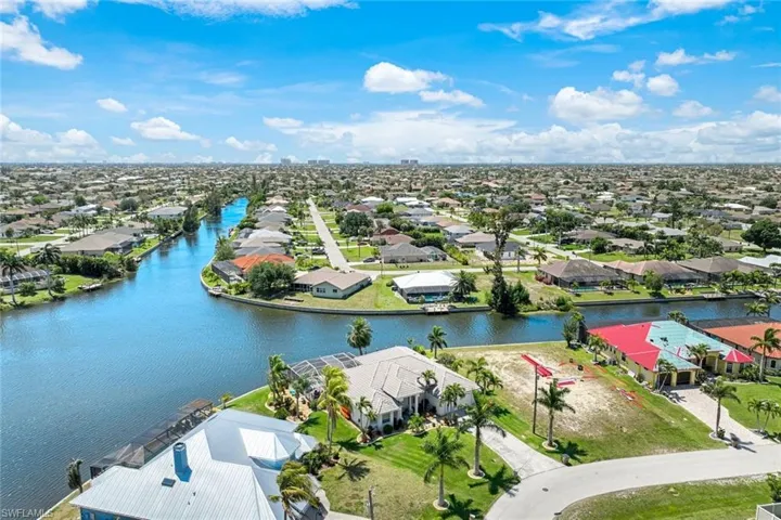 Four intersecting canal