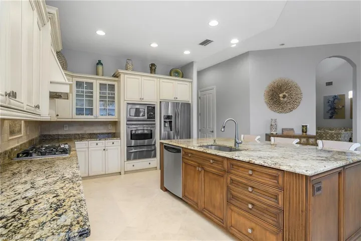 8942  Shenendoah  CIR, Naples, FL 34113