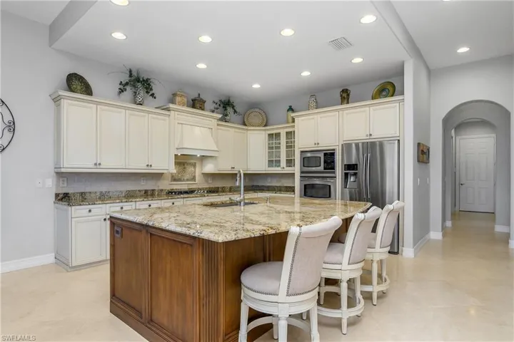 8942  Shenendoah  CIR, Naples, FL 34113