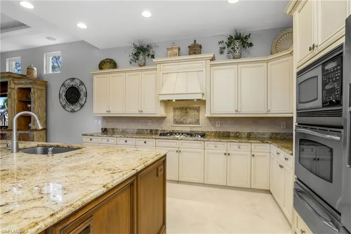 8942  Shenendoah  CIR, Naples, FL 34113