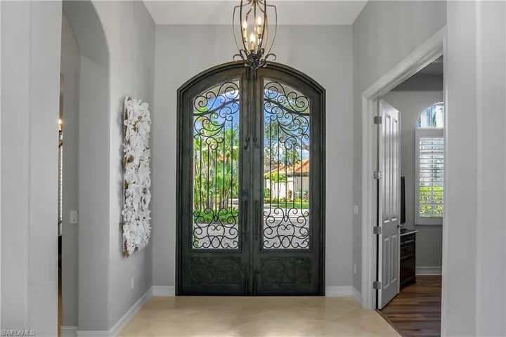 8942  Shenendoah  CIR, Naples, FL 34113