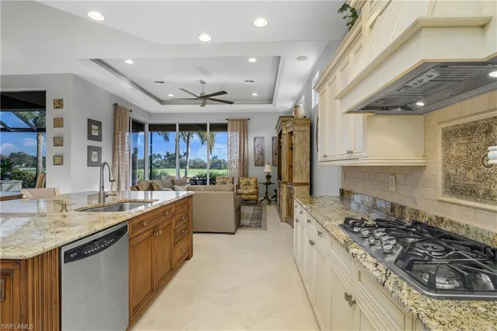 8942  Shenendoah  CIR, Naples, FL 34113